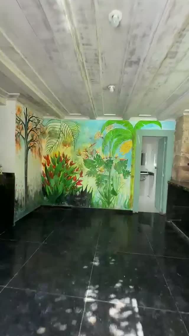 Salão com mural tropical